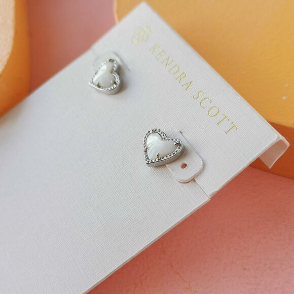 Kendra Scott - Ari Heart Ivory Mother-Of-Pearl Silver Stud Earrings - NEW - Picture 3 of 3